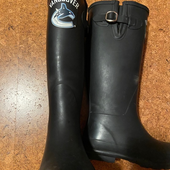 Canucks Hunters-like Collectable Rain boots size 8 - Picture 4 of 6